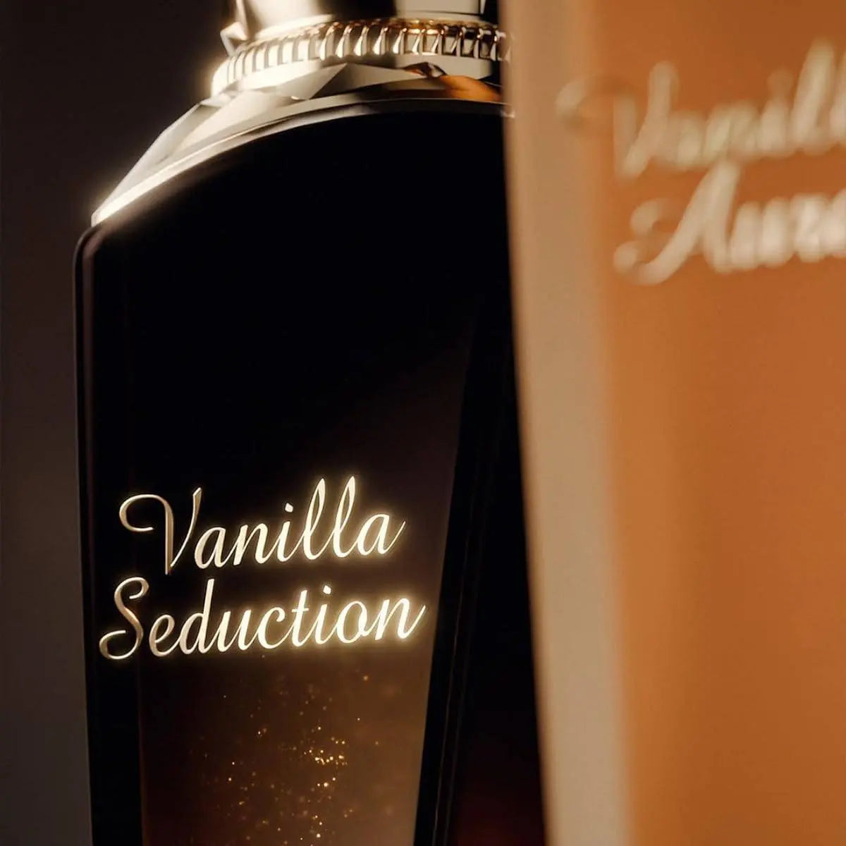 תקריב על התווית והפרטים של בושם Vanilla Seduction לנשים 100 מ"ל, המעידה על איכות ייצור פרימיום ודיוק בפרטים הקטנים.